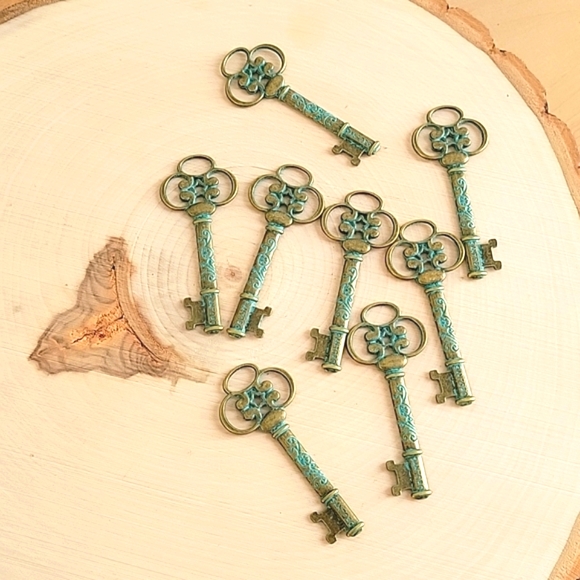 Santoro Green Patina Skeleton Keys - Lot of 8 - Picture 1 of 3